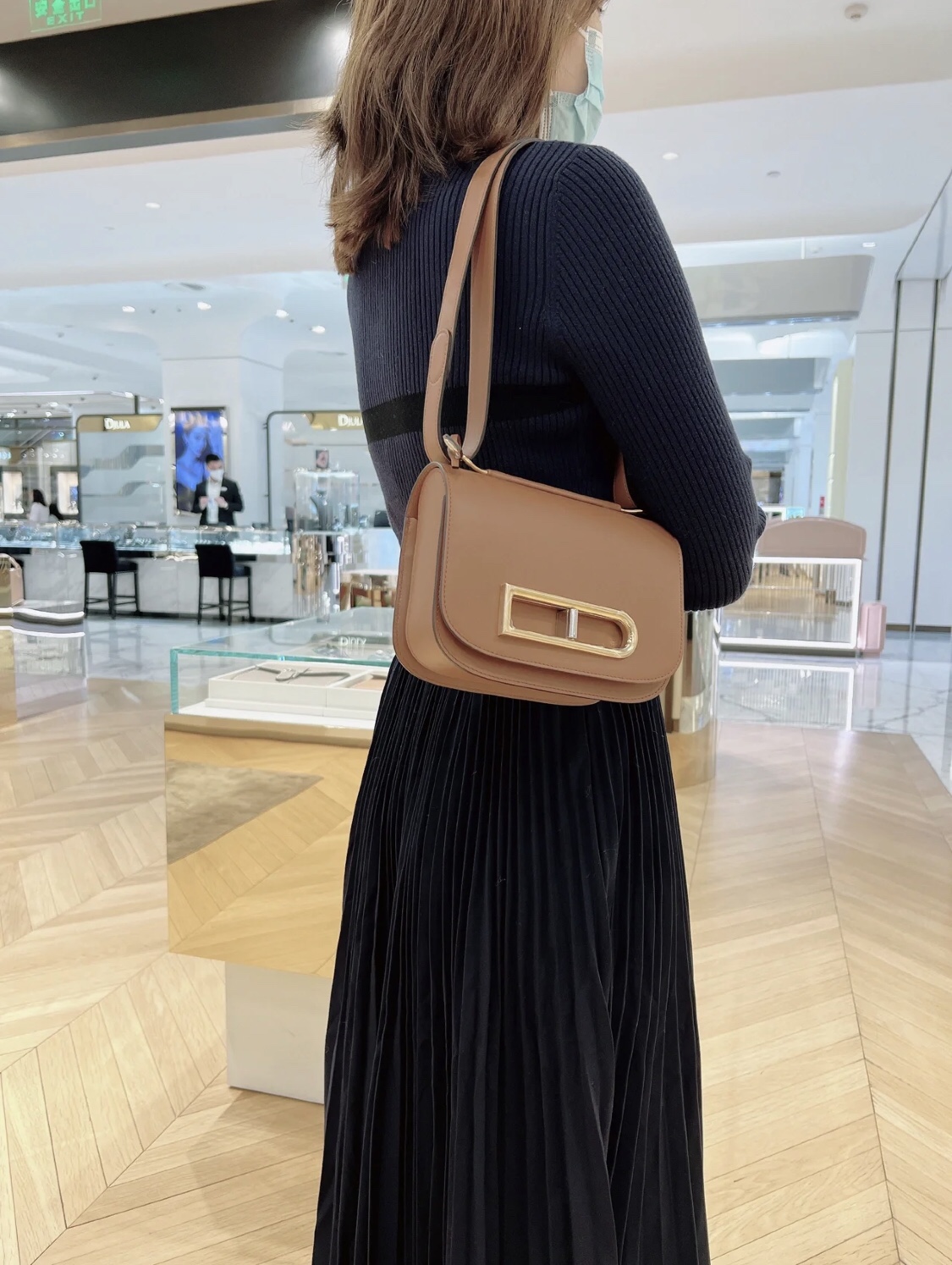 델보 크로스바디백 브라운